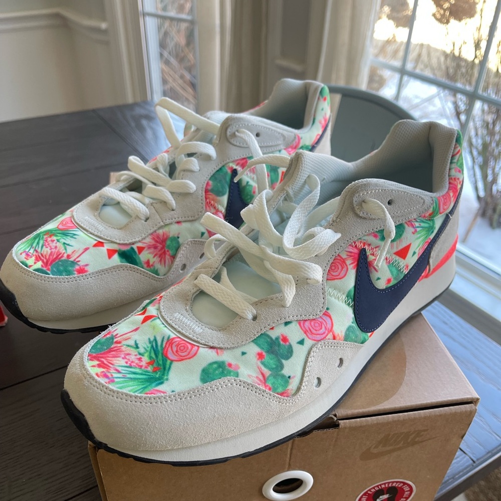 NIB - Nike Venture Runner N7 - size 14
